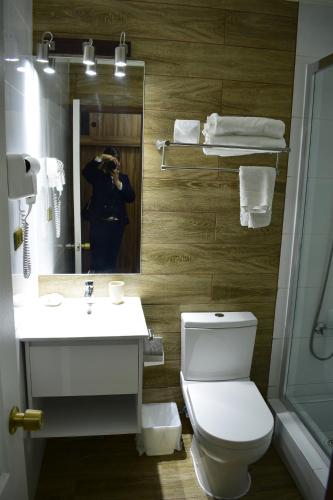 拉塞雷纳卡巴纳斯维嘉苏度假屋的拍着带卫生间的浴室照片的人