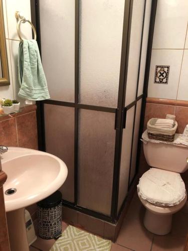 基约塔Acogedor的带淋浴、卫生间和盥洗盆的浴室