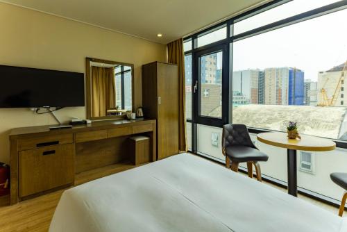 济州市Hotel Haema的酒店客房设有一张床和一个大窗户