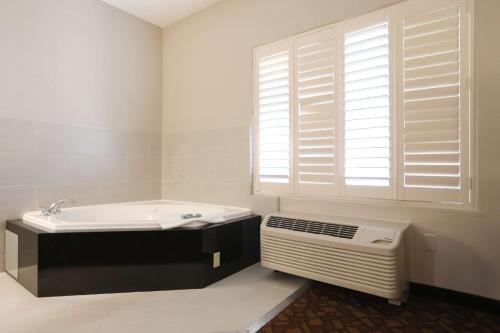 圣何塞拉奈花园西佳套房酒店的白色的浴室设有水槽和窗户。