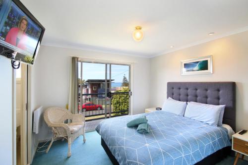洛恩洛恩海洋阳光公寓的酒店客房设有一张床和一个阳台。