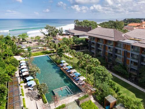 塞米亚克巴厘岛赛米亚克海滩英迪格酒店的享有带游泳池的度假村的空中景致