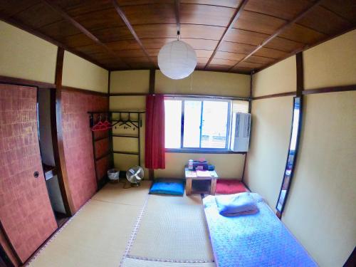 京都Benidaruma - Ichigo Daifuku的小房间设有床和窗户