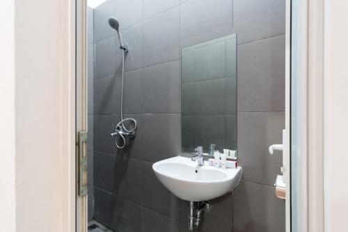 棉兰Super OYO 839 Royal Guest House的一间带水槽和淋浴的浴室