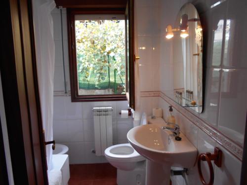 伊斯拉Apartamentos Los Ánades的一间带水槽和卫生间的浴室以及窗户。