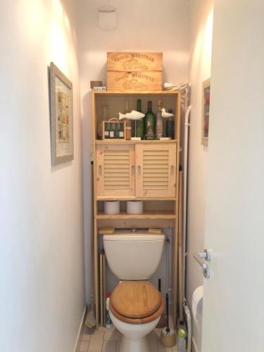 拉波勒L'Escoublac的一间带卫生间和木座椅的浴室