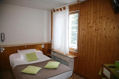 古雷特冰川酒店的一间小卧室,配有两张床和窗户