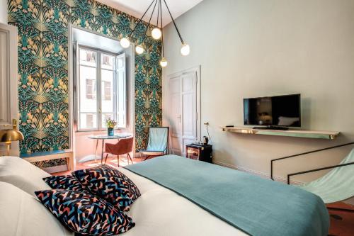 罗马Glance in Rome的一间卧室配有一张床,墙上配有电视