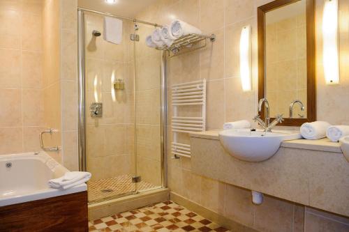 利斯坎诺墨赫尔崖酒店的带淋浴、盥洗盆和浴缸的浴室