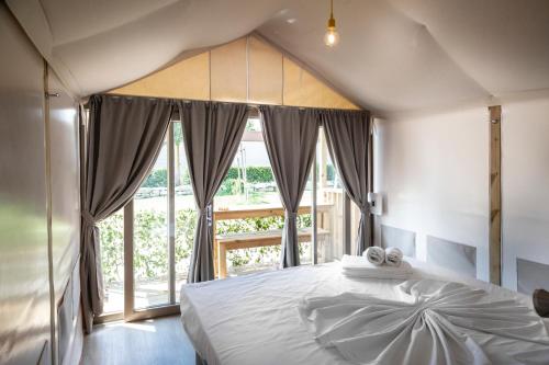 佛罗伦萨hu Firenze Camping in Town的一间卧室设有一张大床和大窗户