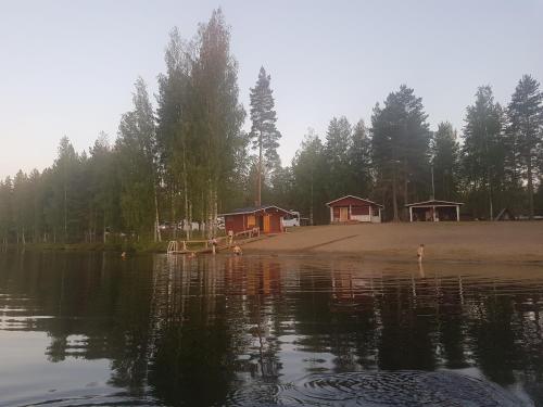 库奥皮奥Camping Atrain的小屋享有湖泊美景