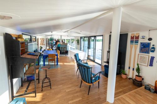 南特La Rivière House - Péniche Carpe Diem的客厅配有蓝色的椅子和桌子