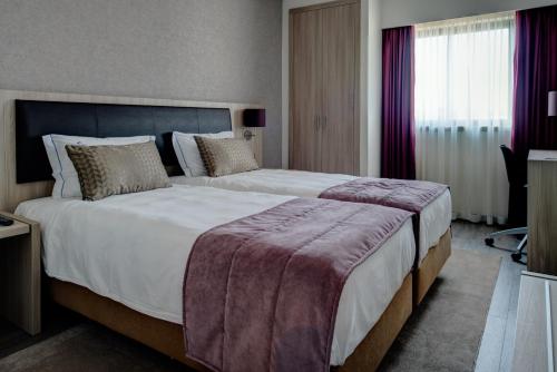 里斯本贝赫那VIP酒店的一间位于酒店客房内的带大床的卧室