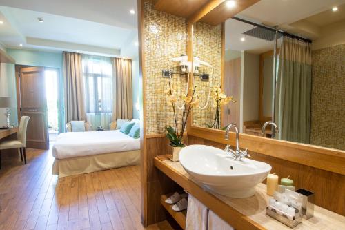 米兰Hotel Silver Milano的一间带水槽的浴室和一张位于客房内的床