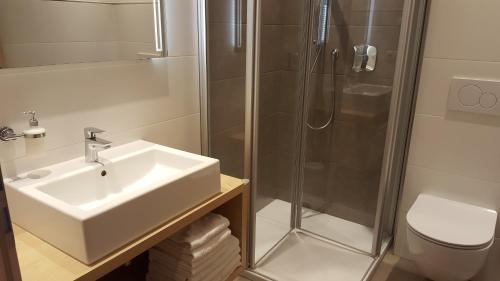 纳兹-夏韦斯Residence Klementhof的一间带水槽和淋浴的浴室
