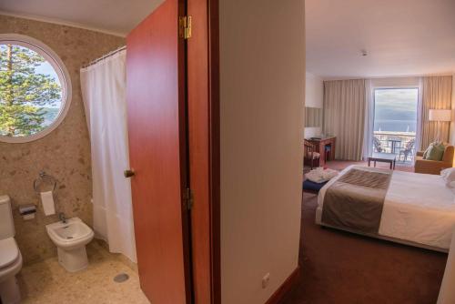 奥尔塔法亚尔阿佐利斯花园度假酒店的酒店客房设有一张床和一个卫生间。
