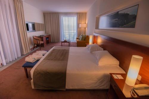 法亚尔阿佐利斯花园度假酒店客房内的一张或多张床位