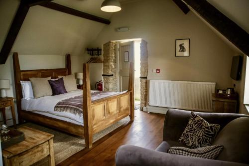 伍德斯托克Killingworth Castle的一间卧室配有一张床和一张沙发