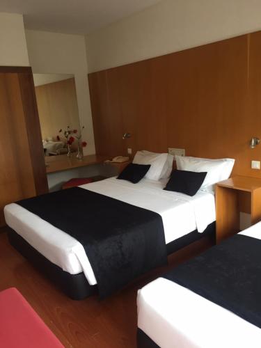 吉尔斯萨尔瓦多生态酒店的卧室配有一张带白色床单和枕头的大床。