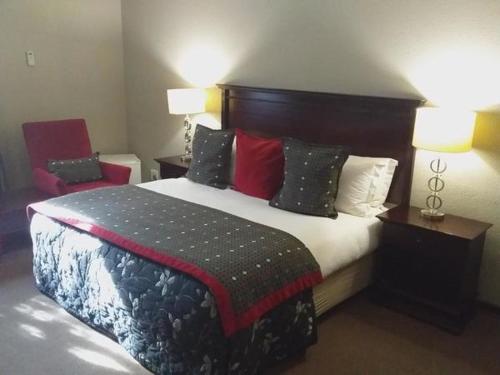 韦尔科姆Welkom Inn的酒店客房配有一张带枕头的大床