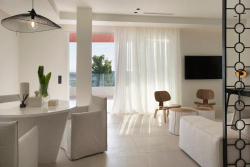 雅典Glyfada South42的白色的客厅配有白色的桌子和椅子