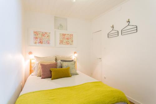里斯本Green Street - lovely historic center apartment的一间卧室配有一张黄色毯子床