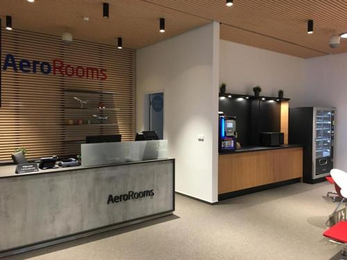 布拉格AeroRooms的一个带前台和aazoptrons标志的办公大厅