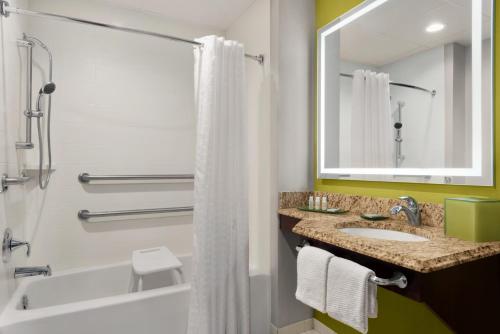 南本德圣玛丽旅馆的带浴缸、水槽和镜子的浴室