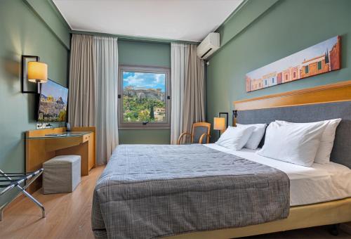 雅典普拉卡酒店的一间卧室配有一张床、一张书桌和一个窗户。
