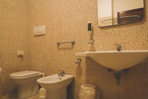 诺切劳恩布拉Agriturismo Le Francesche的一间带水槽、卫生间和镜子的浴室