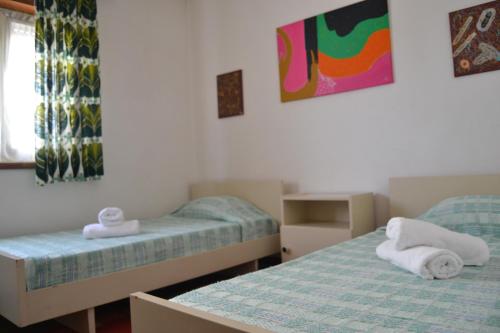 卡米尼亚Apartamento Foz do Rio Minho的一间设有两张床铺和毛巾的房间
