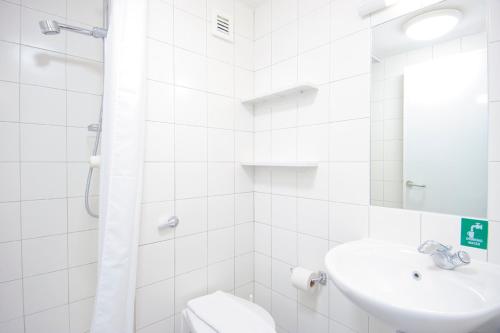 雷丁Venue Reading Accommodation的白色的浴室设有水槽和卫生间。