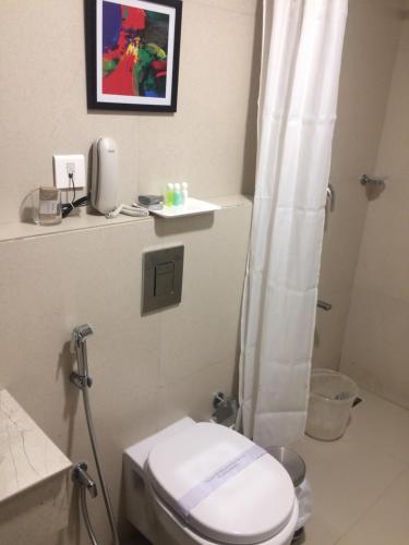 KunnamkulamVictory Inn Park Residency的浴室配有带浴帘的卫生间
