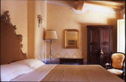 彼得拉桑塔彼得拉桑特斯住宿加早餐旅馆的一间卧室配有一张大床和镜子