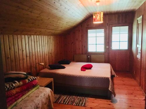 MattilaUnien Koti Cottage的木制客房内的一间卧室配有两张床