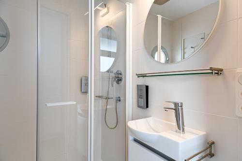 科尼尔-德拉弗龙特拉Apartamentos y estudios céntricos Conil Home Suite的带淋浴、盥洗盆和镜子的浴室