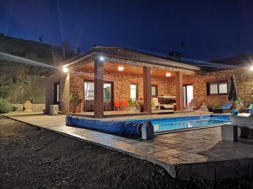 KalokhorioKalamospito Holiday House的一座晚上设有游泳池的房子