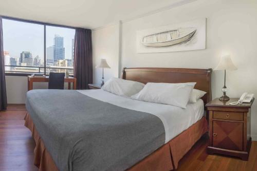 圣地亚哥桑塔马格达莱纳公寓酒店的一间市景卧室,配有一张床