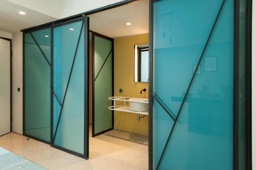 雅典Arcade Project Hi-end Apartments的浴室设有玻璃门和水槽