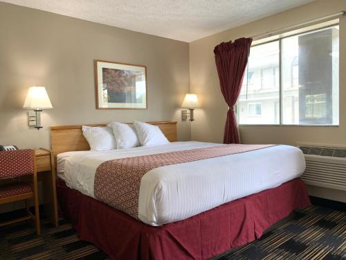 桑达斯基Sandusky Inn的一间设有大床和窗户的酒店客房