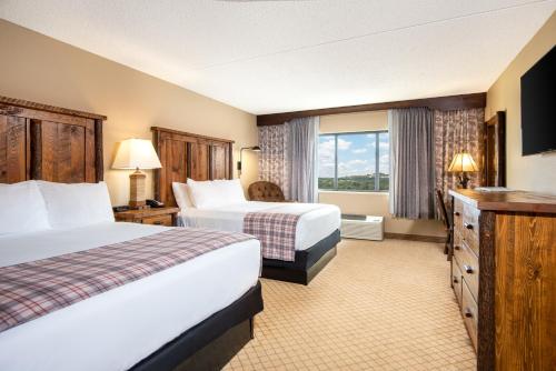 布兰森奥扎克斯旅馆的酒店客房设有两张床和窗户。