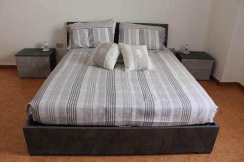 韦列Appartamento Galileo的床上有2个枕头
