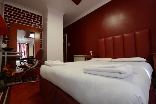 依尔福公园酒店的酒店客房,配有带毛巾的床