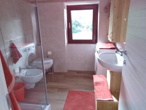 巴塞尔加·迪·皮纳Casa vacanze Insieme的带淋浴、卫生间和盥洗盆的浴室