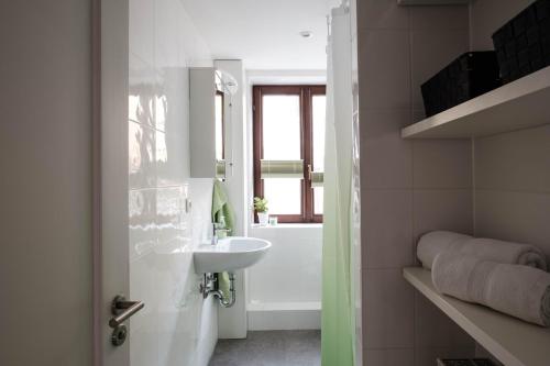 维尔茨堡FeWo Alte Mainbrücke的浴室配有盥洗盆和浴缸。