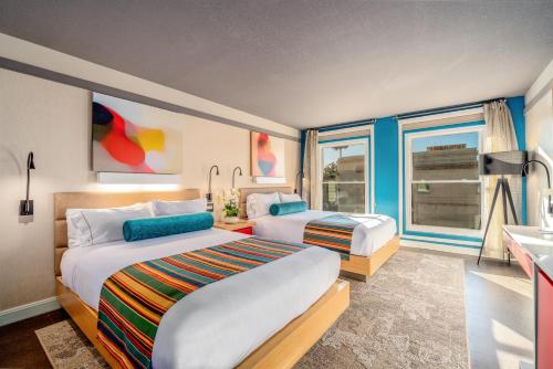 洛杉矶洛杉矶世纪公园酒店的酒店客房设有两张床和窗户。