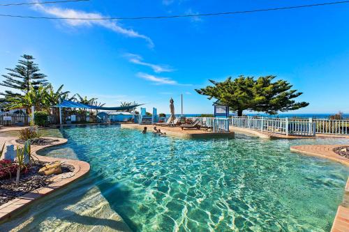 安特兰斯蓝礁湖海滩度假酒店的和水中的人在度假村的游泳池