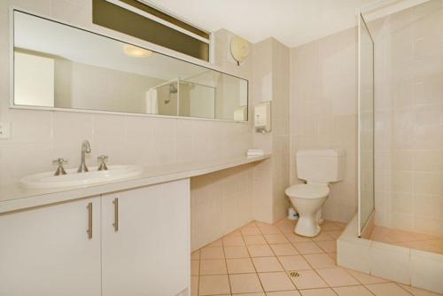 曼哲拉曼德拉公寓及汽车旅馆的一间带水槽、卫生间和镜子的浴室