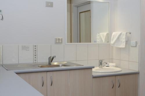 Barooga运动家汽车旅馆的浴室设有2个水槽和镜子