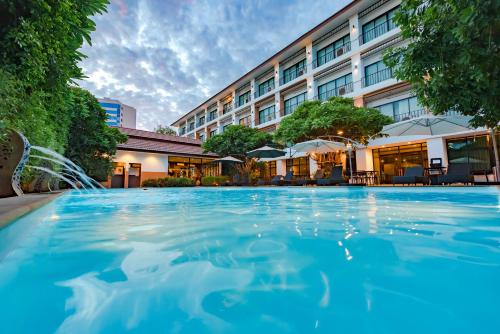 乌隆他尼帕纳莱酒店的酒店前的游泳池